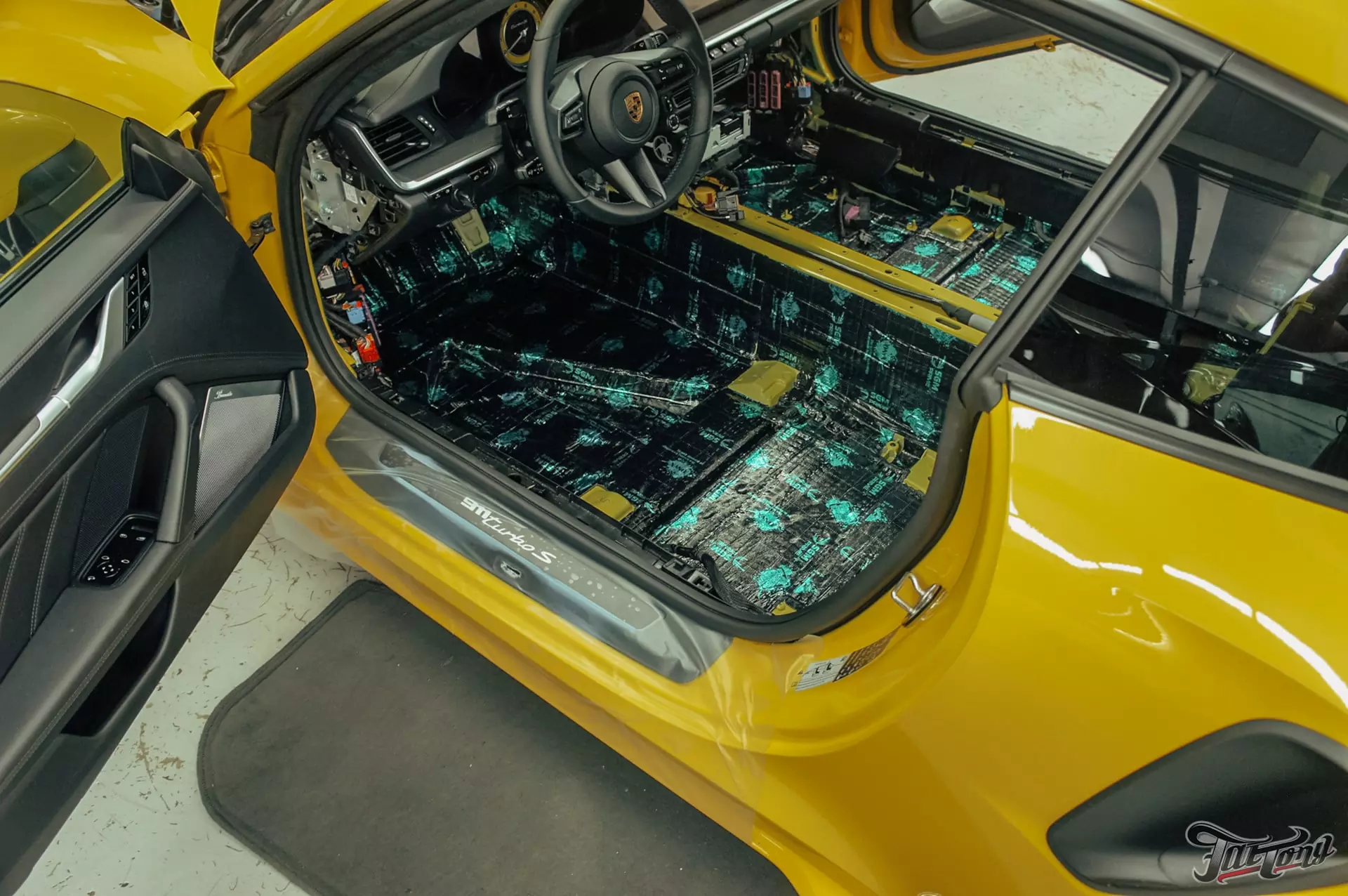 Porsche 911 Turbo S. Шумоизоляция салона. Установка видеорегистратора BlackVue. Окрас ключа в цвет кузова.